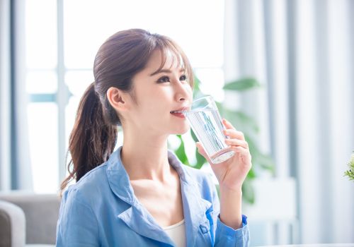 お水を飲んでいる写真