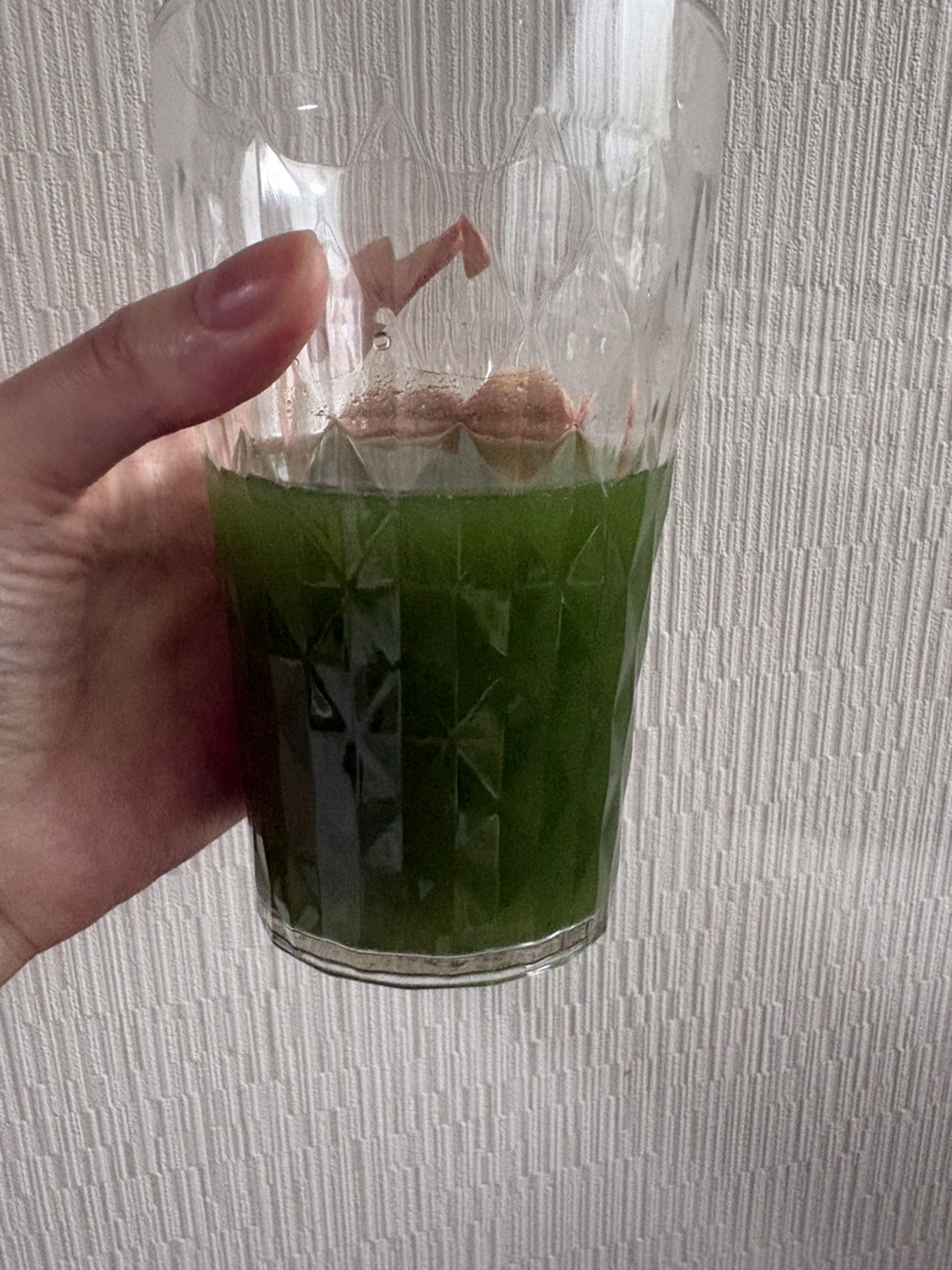 実際に、健美菜を水に入れてかき混ぜた実物の写真